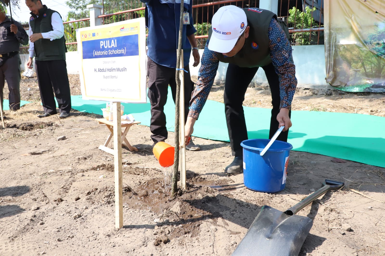 Bupati Bantul Abdul Halim saat menanam pohon pada rangkaian acara ASEAN Regional Disaster Response Simulation Exercise (ARDEX) 2023 di Stadion Sultan Agung, Kabupaten Bantul, Daerah Istimewa Yogyakarta pada Selasa (2/8).
